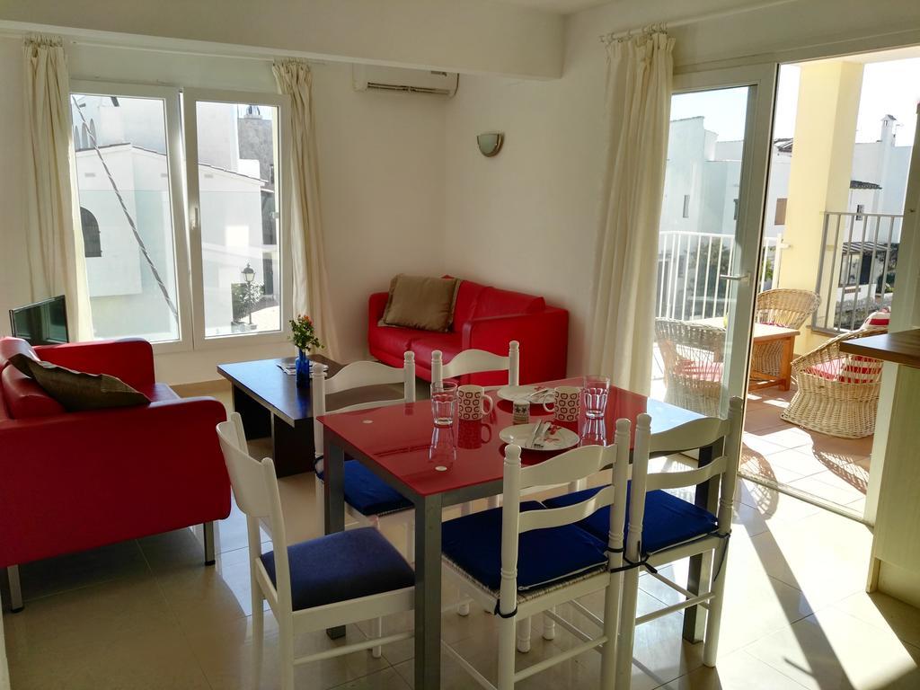 Waterside Apartment - Two Bedroom Empuriabrava Quarto foto